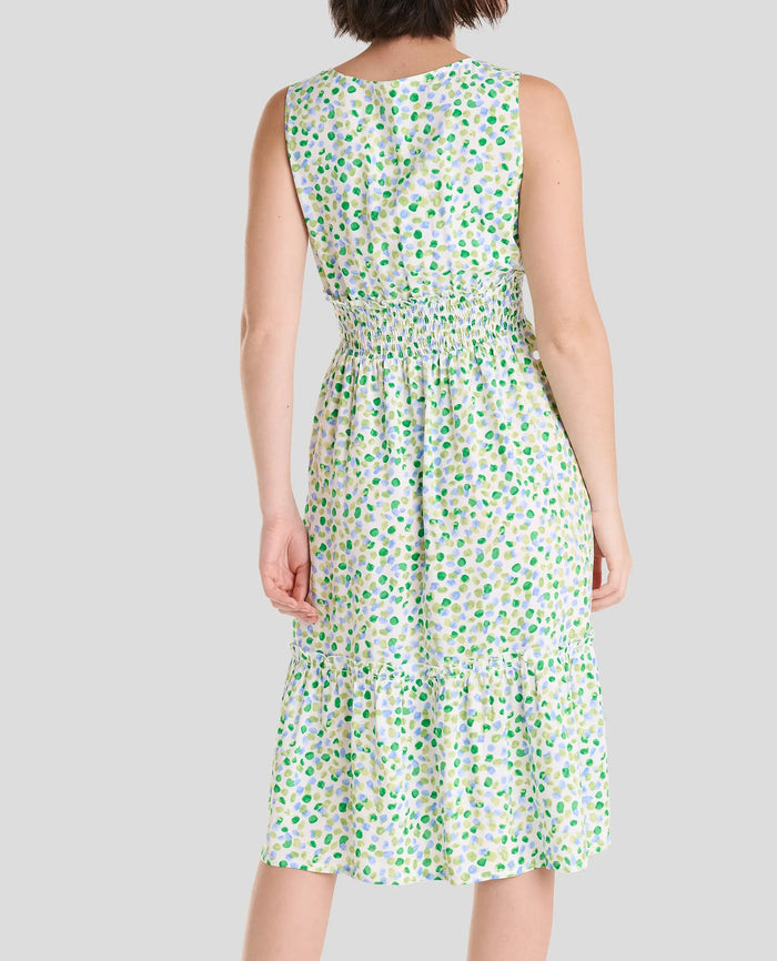 Vista de espaldas de vestido de verano sin mangas y cintura de nido de abeja en topos verdes