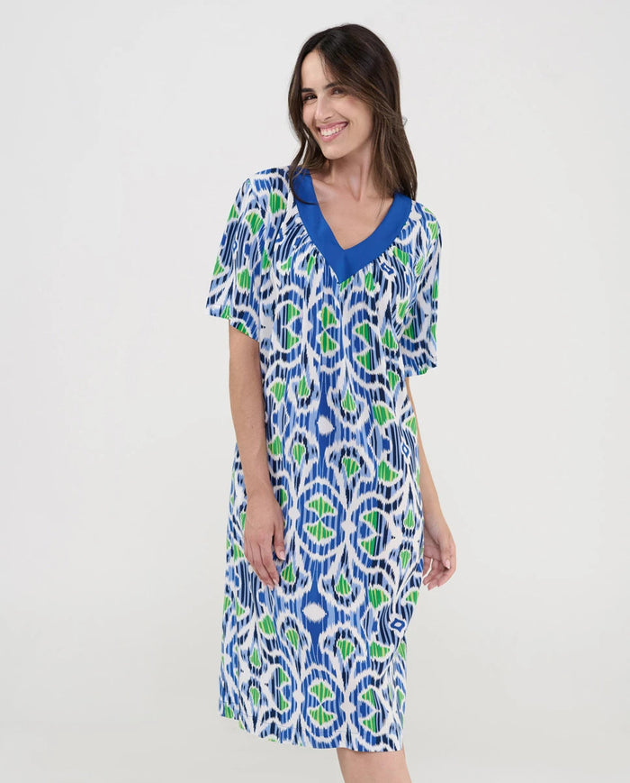 Mujer con vestido midi holgado con estampado étnico en azul, verde y blanco, cuello en V y manga corta