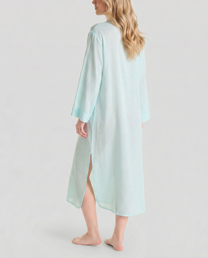 Vista trasera de vestido de verano de viscosa verde con manga larga y abertura lateral, fresco y cómodo
