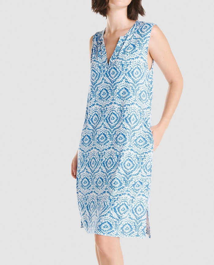 Mujer con vestido corto azul sin mangas especial moda baño