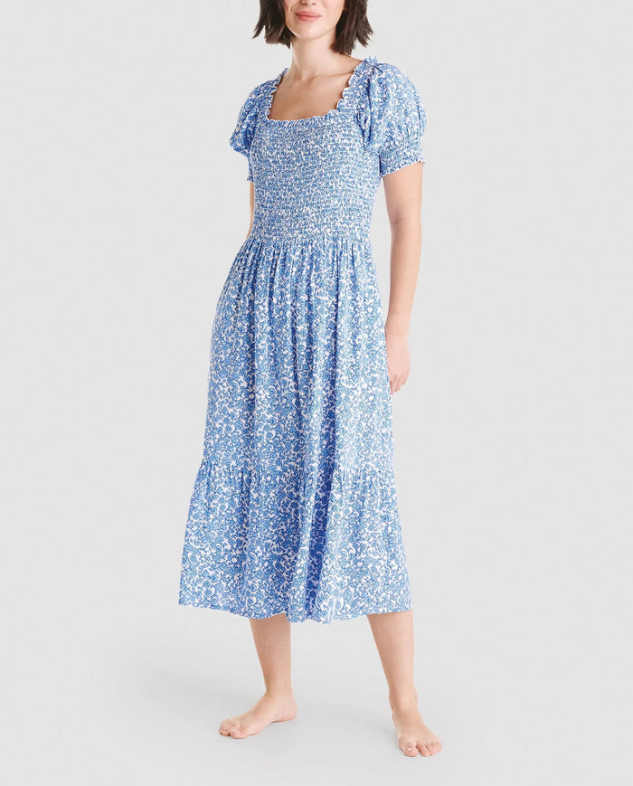 Mujer con vestido largo azul de flores de manga corta, top nido abeja y escote cuadrado