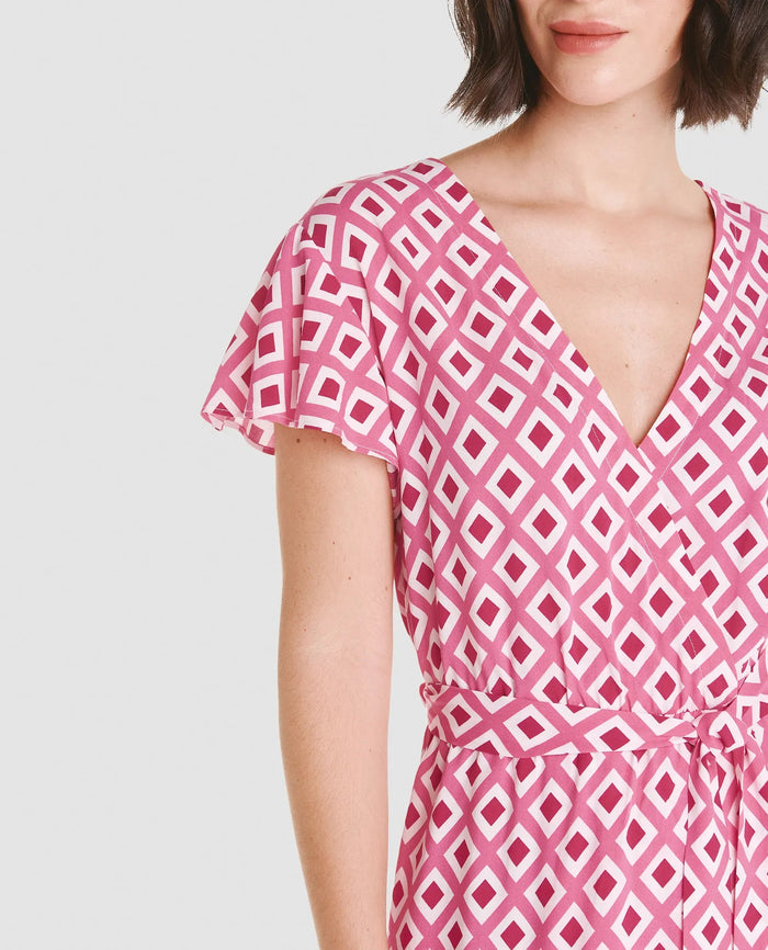 Detalle de escote cruzado y cinturón del vestido de verano estampado de rombos
