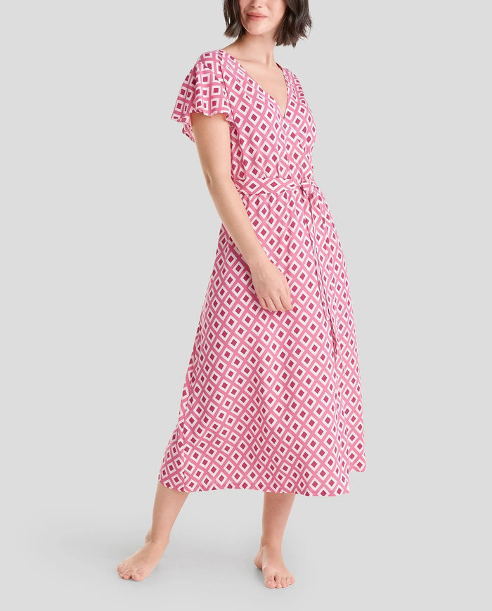 Modelo luce vestido corto de verano de escote cruzado y cinturón en estampado rojo de rombos