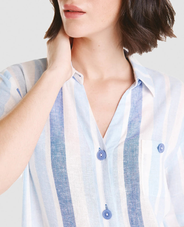 Detalle cuello camisero de vestido abierto de verano con botones estampado a rayas
