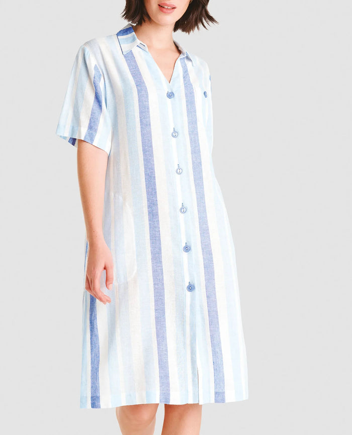 Modelo posa con vestido de verano fresco abierto con botones y alegre estampado de rayas
