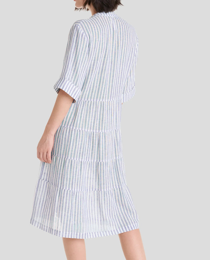 Vista de espaldas del vestido de mujer de verano en lino a rayas con manga al codo y volantes