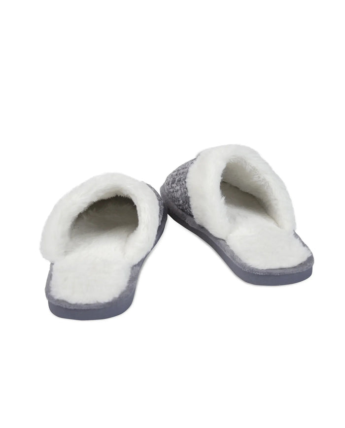 Cómodas pantuflas grises de casa para mujer con forro de borreguillo y suela antideslizante.