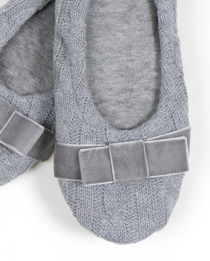 Detalle de lazo en terciopelo de las zapatillas de casa para mujer de tejido trenzado